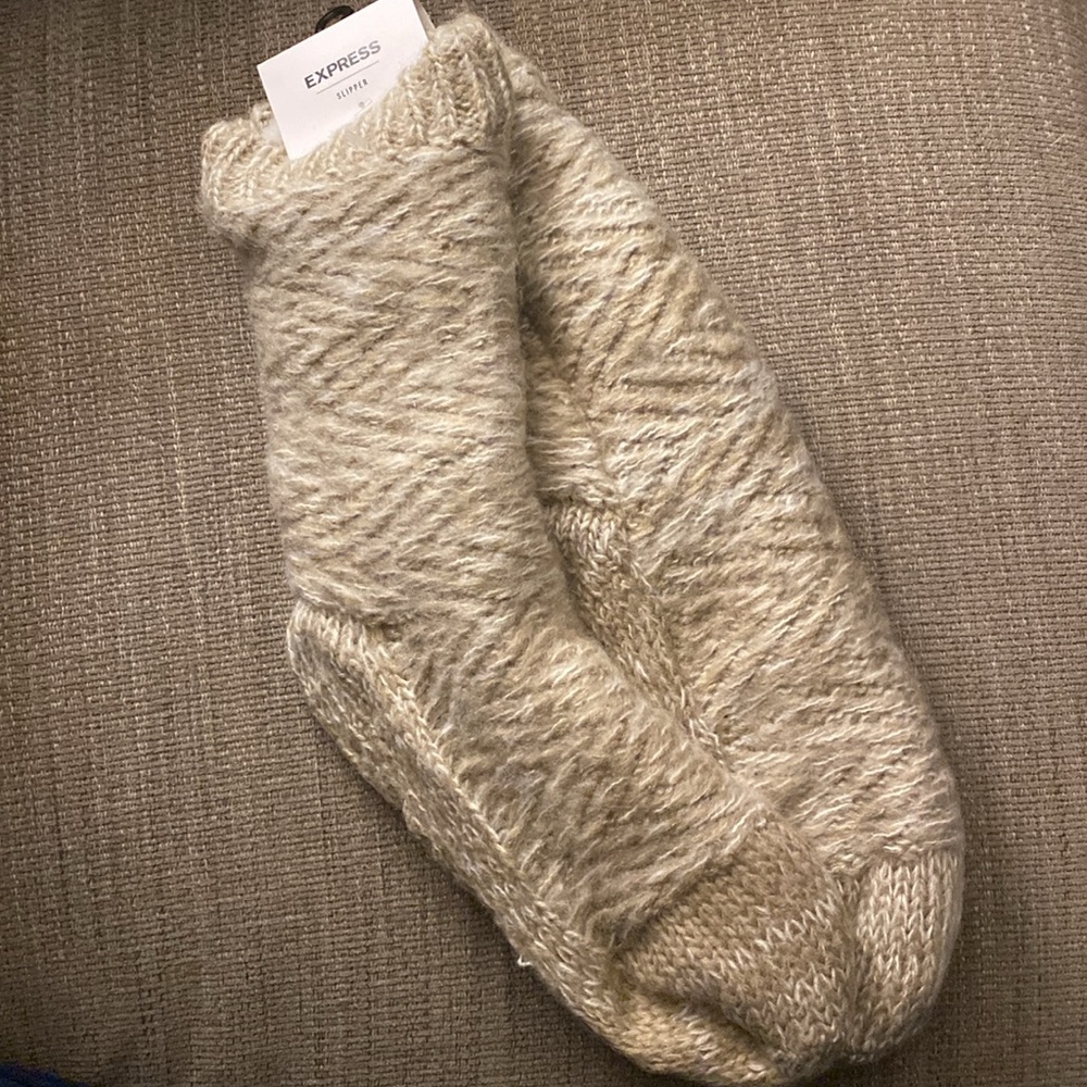 Women’s express slipper socks fits shoe size 6-10